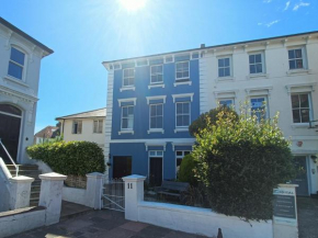 Swanky Pad-free carpark. E-Car charger. Train Station 2m Walking